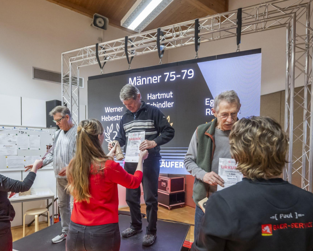Siegerehrung 2024, Überreichen Urkunden und Pokale an Sieger der Männer 75-79
