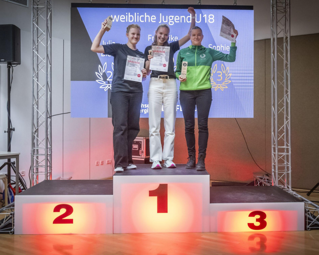 Siegerehrung 2024, Siegerinnen der U18 auf Siegerpodest