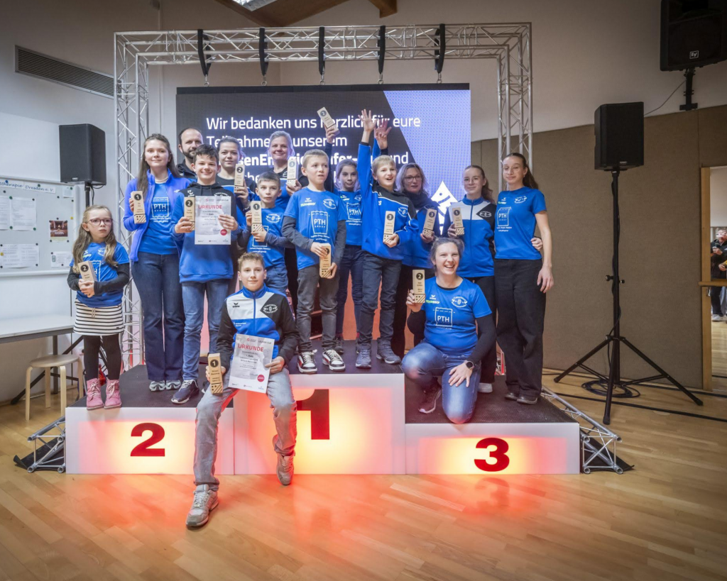 Siegerehrung 2024, Gruppenfoto auf Siegerpodest