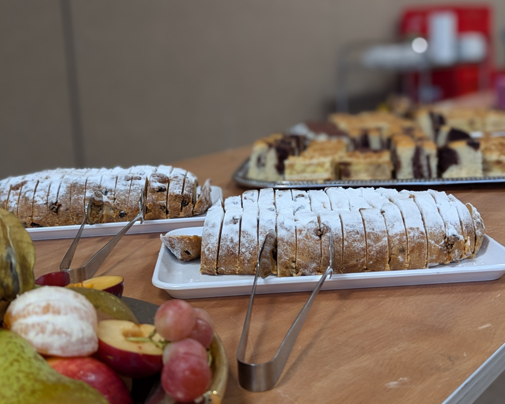 Siegerehrung 2024, Einblick vom Buffet (Christstollen, Obst und Kuchen)