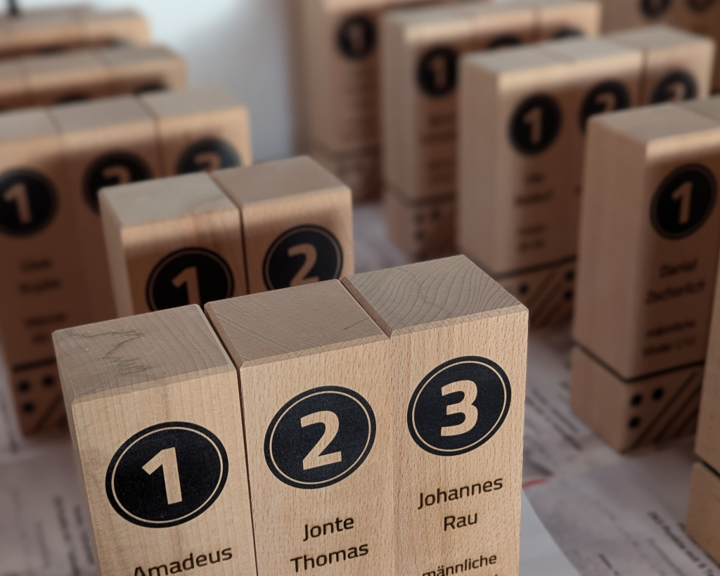 Siegerehrung 2024, Nahaufnahme der Pokale