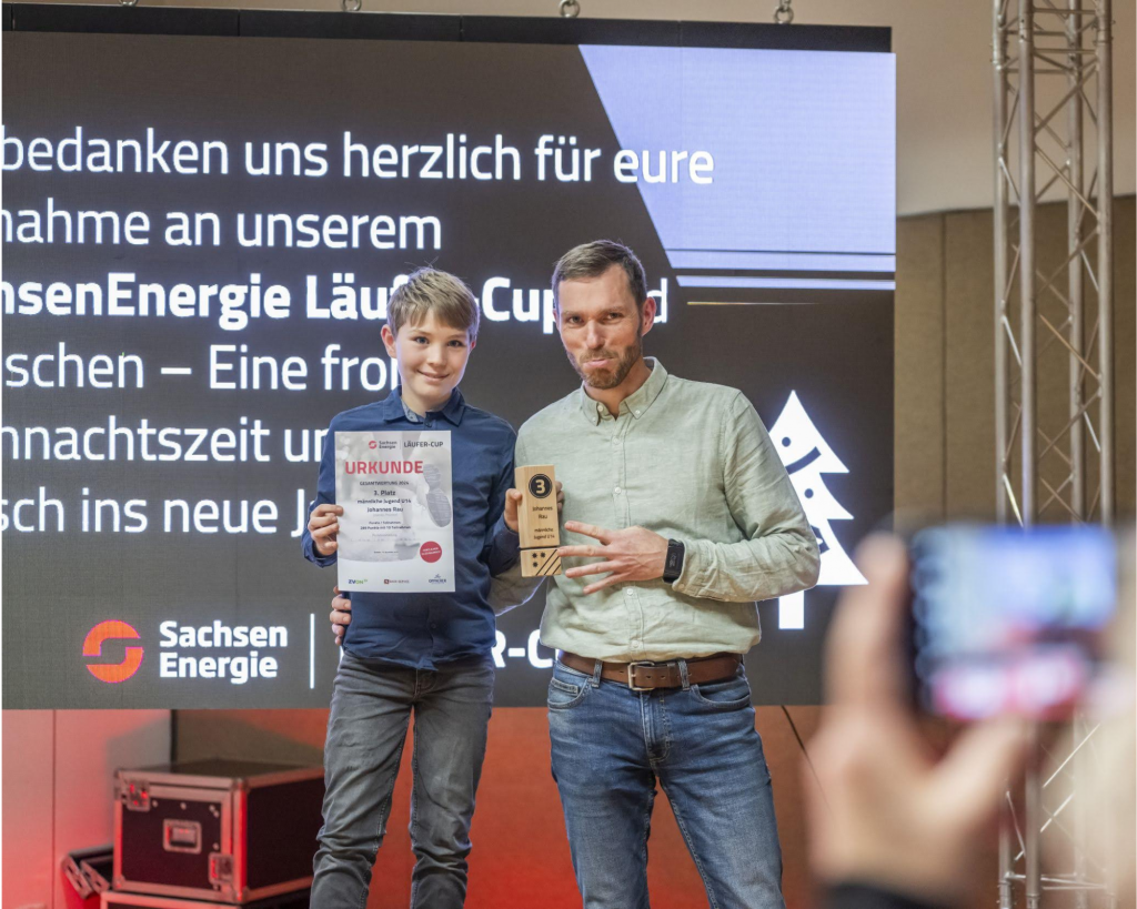 Siegerehrung 2024, Zwei Teilnehmer auf Siegerpodest