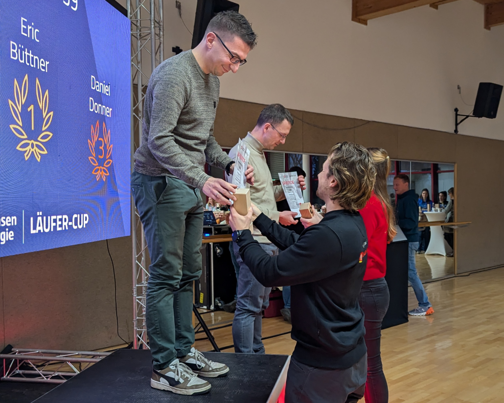 Siegerehrung 2024, Überreichen der Urkunden und Pokale an Sieger der Männer 35-39