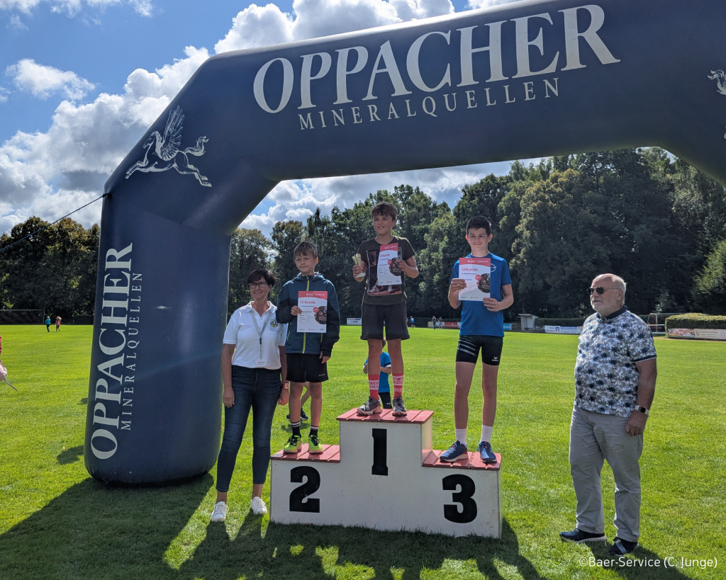 Siegerehrung unter einem Oppacher Torbogen beim 44. Bielebohlauf Opaach