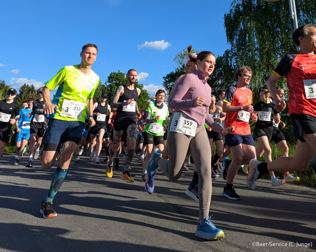 Läufer kurz nach dem Start beim 11. Rammenauer Fichte-Lauf