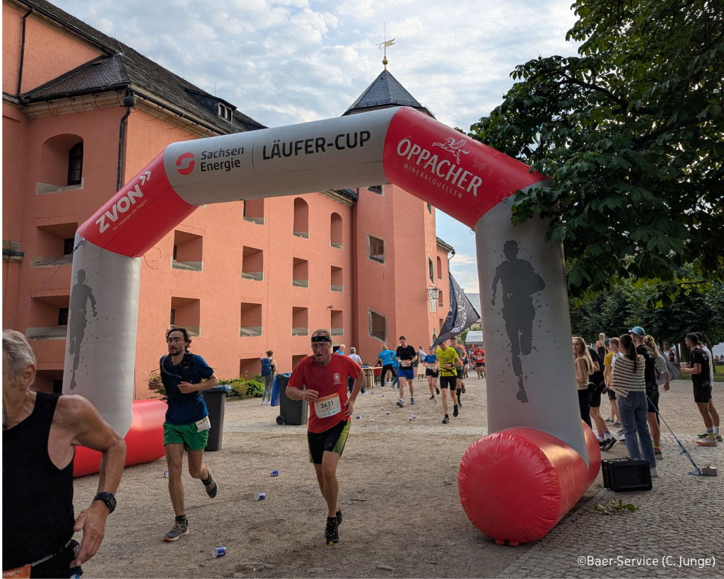 Läufer laufen durch den SachsenEnergie Läufer-Cup beim 21. Sparkassen-Festungslauf Königstein