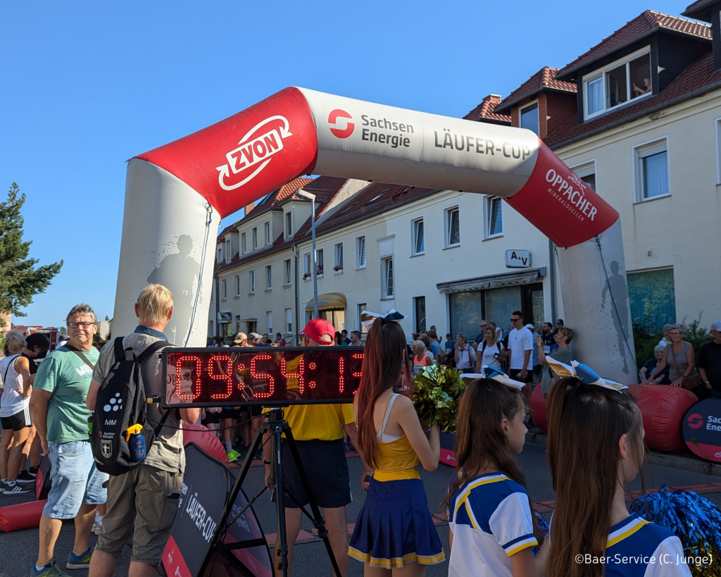 Startareal mit Cheeleaderreihe im Vordergrund - 2. Kristall-Lauf-Weißwasser "Run & Fire"