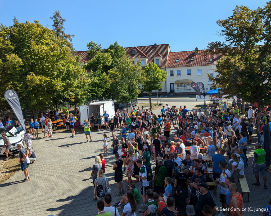 Veranstaltungsareal von oben, Ansammlung von Teilnehmenden - 2. Kristall-Lauf-Weißwasser "Run & Fire"