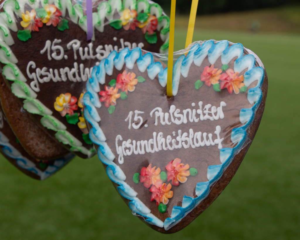 Nahaufnahme Pulsnitzer Lebkuichenherzen mit der Aufschrift "15. Pulsnitzer Gesundheitslauf"