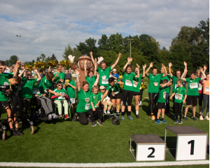 Gruppenfoto der Teilnehmenden vom Inklusionslauf beim 15. Pulsnitzer Gesundheitslauf