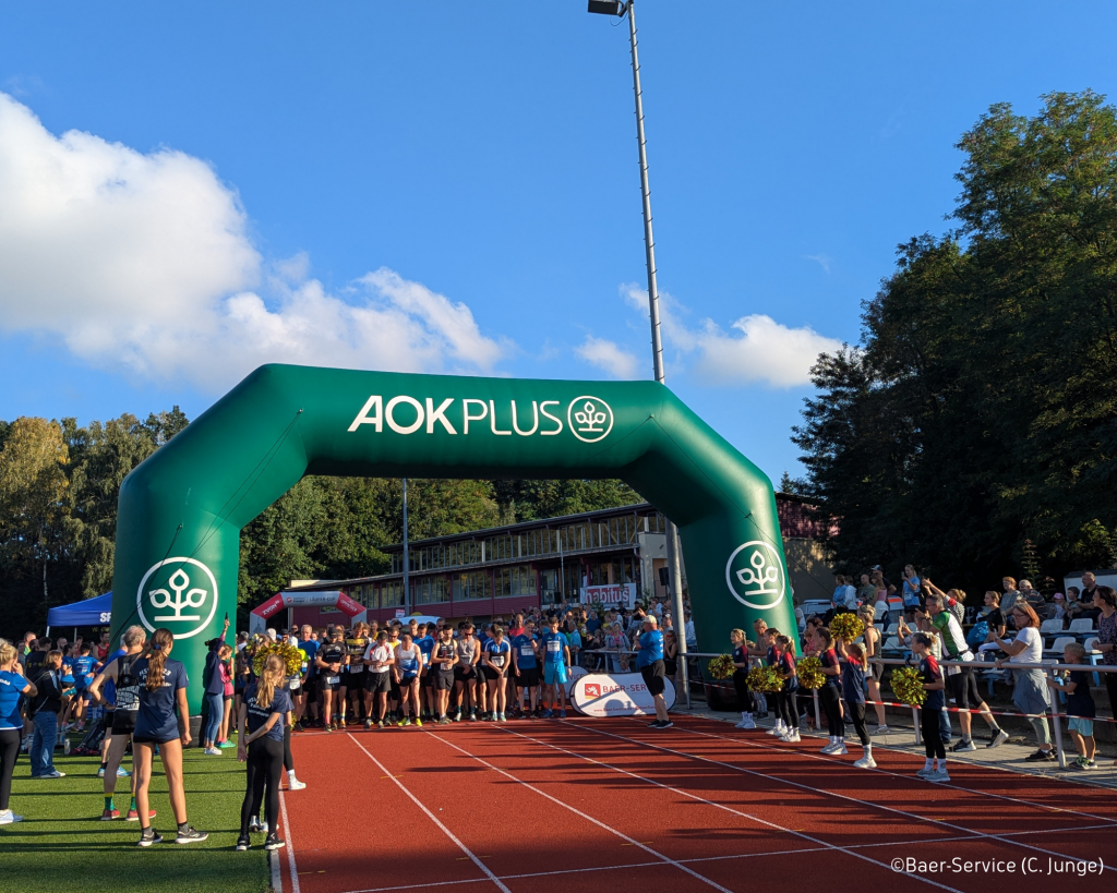 Läufer versammeln sich unter dem Torbogen und machen sich bereit zum Starten - 15. Pulsnitzer Gesundheitslauf