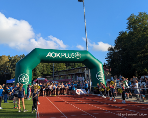 Läufer versammeln sich unter dem Torbogen und machen sich bereit zum Starten - 15. Pulsnitzer Gesundheitslauf
