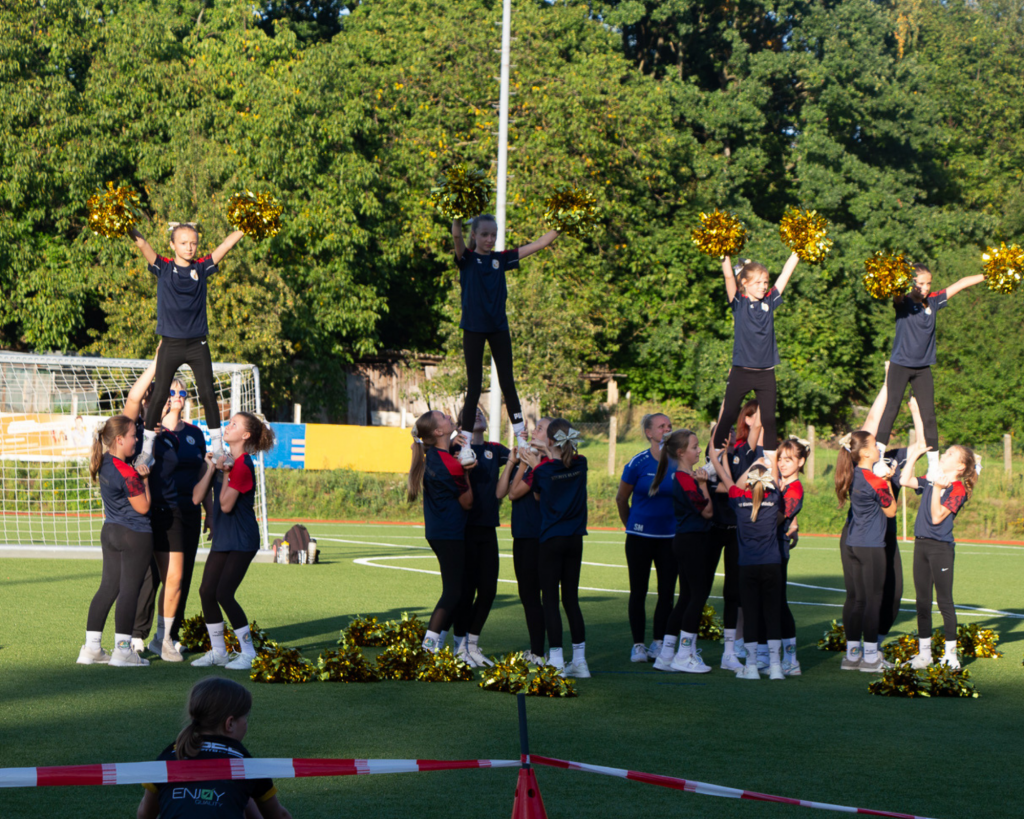 Cheerleadergruppe auf dem Rasen bei einer Aufführung - 15. Pulsnitzer Gesundeheitslauf