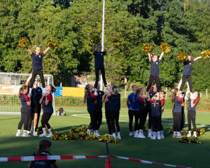 Cheerleadergruppe auf dem Rasen bei einer Aufführung - 15. Pulsnitzer Gesundeheitslauf