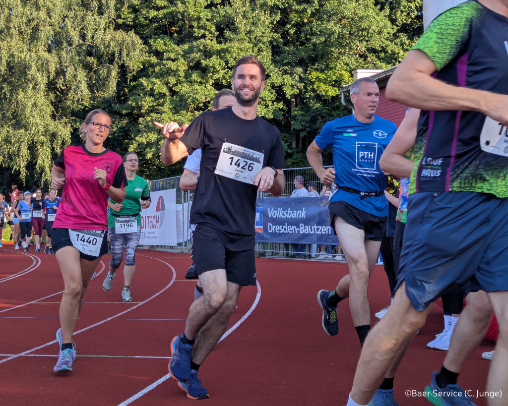 Einzelne Läufer auf der Strecke im Sportstadion - 15. Pulsnitzer Gesundheitslauf
