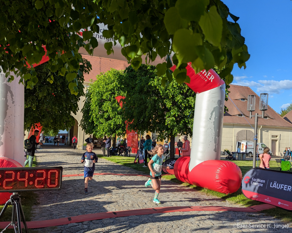 Kinder beim Zieleinlauf - 11, Rammenauer Fichte-Lauf