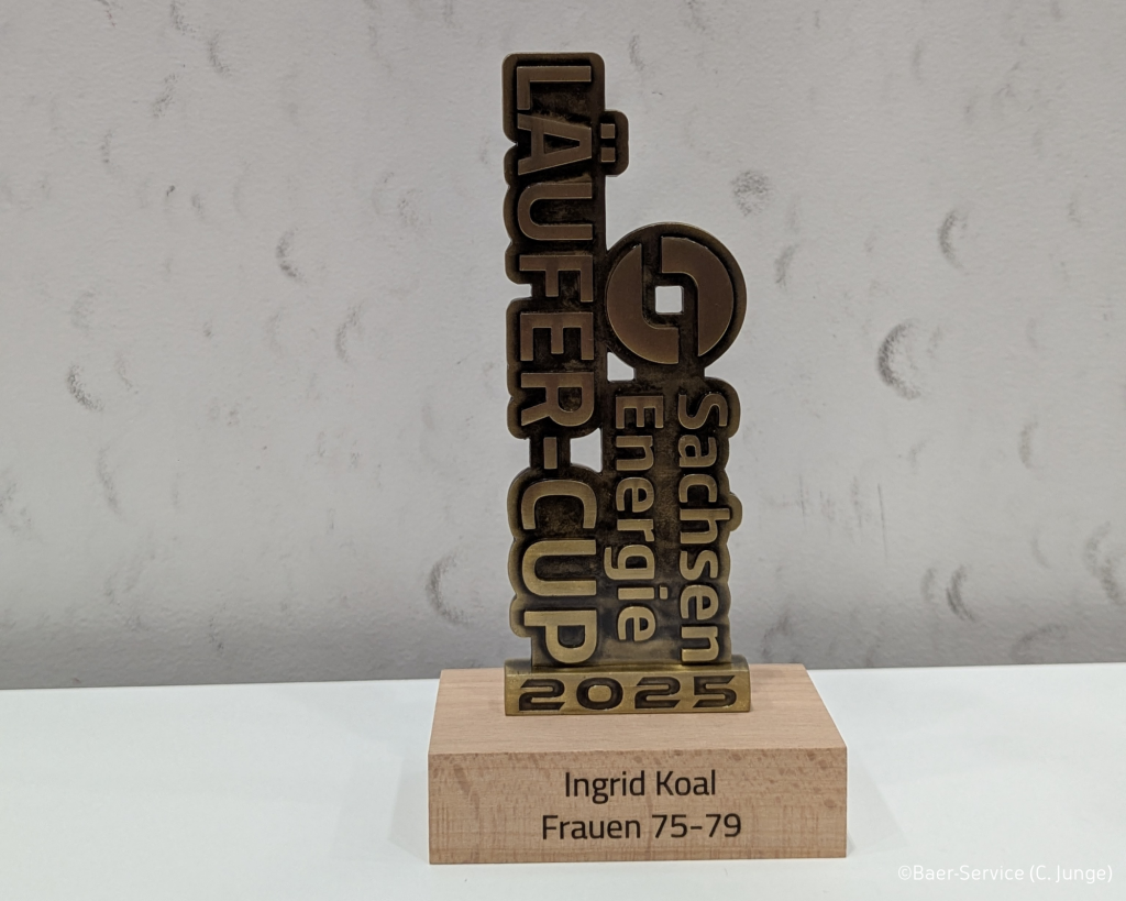 Nahaufnahme eines Pokals vom ersten Platz - Siegerehrung 2025