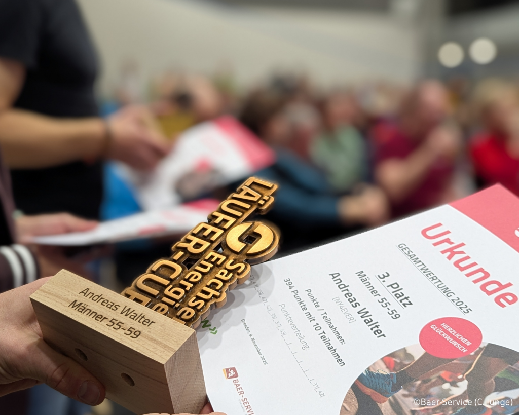 Nahaufnahme eines Pokals mit Urkunde