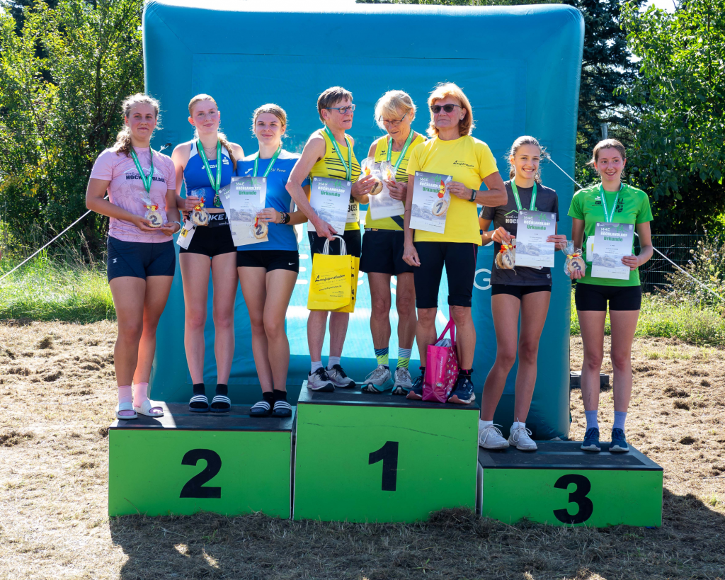 Siegerehrung Hochlandlauf, Damen stehen auf dem Siegertreppchen