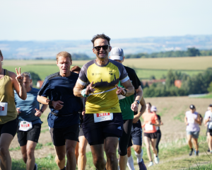 Läufer auf der Strecke, die über Wiesen führt