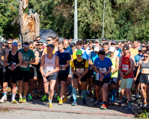 Läufer und Läuferinnen warten an der Startlinie auf den Startschuss