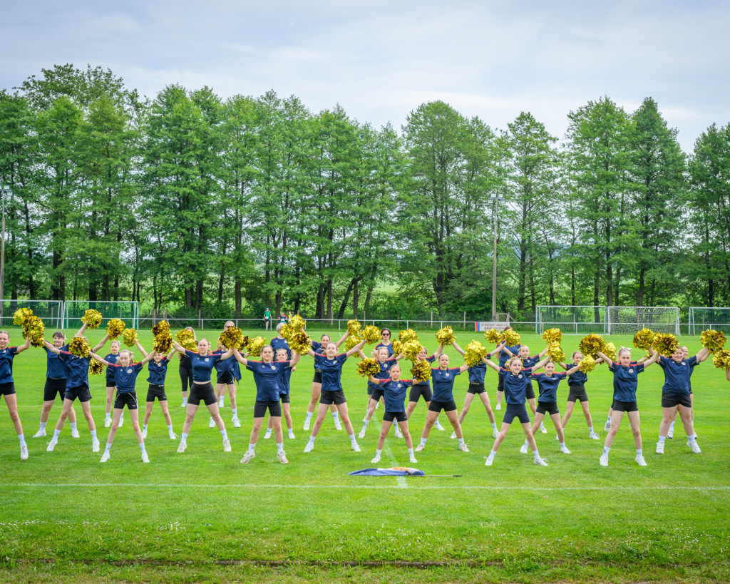 Wiesengrundlauf 2025: Cheerleader führen Choreographie auf