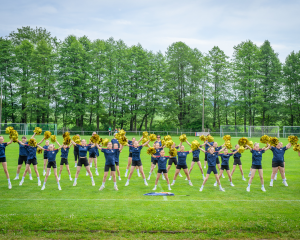 Wiesengrundlauf 2025: Cheerleader führen Choreographie auf
