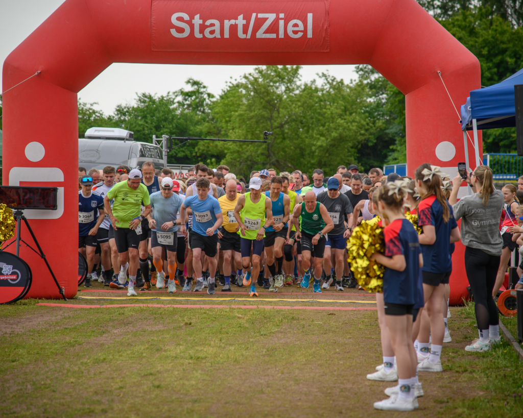 Wiesengrundlauf 2025: Läufer:innen versammeln sich an der Startlinie