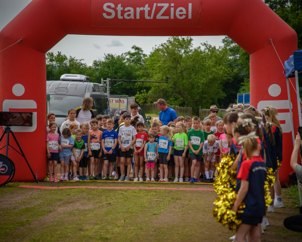 Wiesengrundlauf 2025: Kinder stehen an der Startlinie